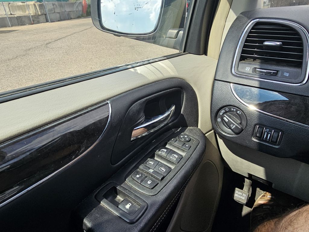 2013 Chrysler Town & Country Image 17