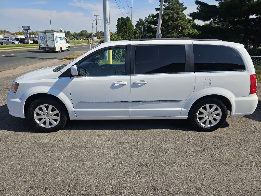 2016 Chrysler Town & Country Image 2