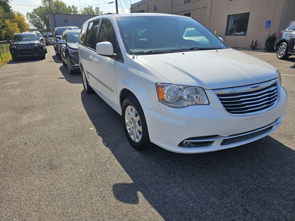2016 Chrysler Town & Country Image 4