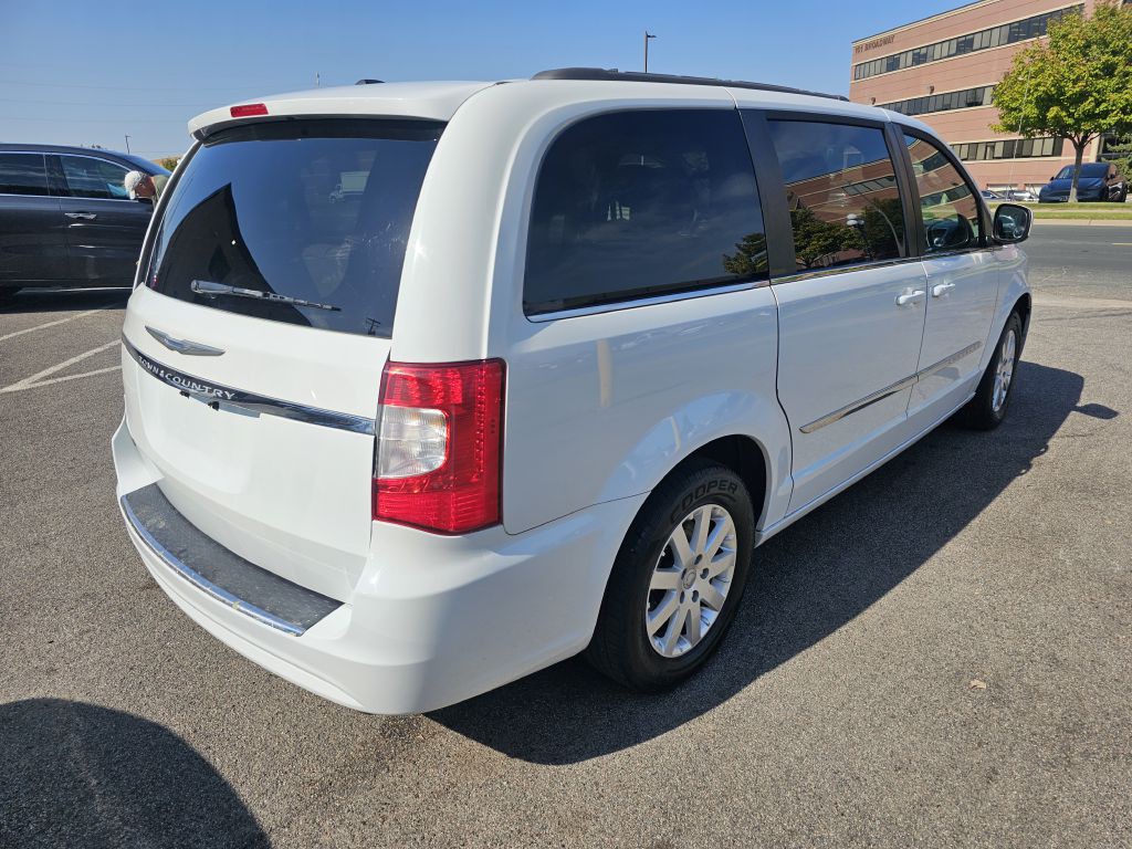 2016 Chrysler Town & Country Image 6