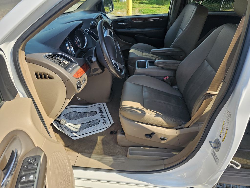 2016 Chrysler Town & Country Image 9