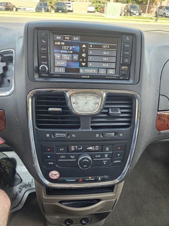2016 Chrysler Town & Country Image 13