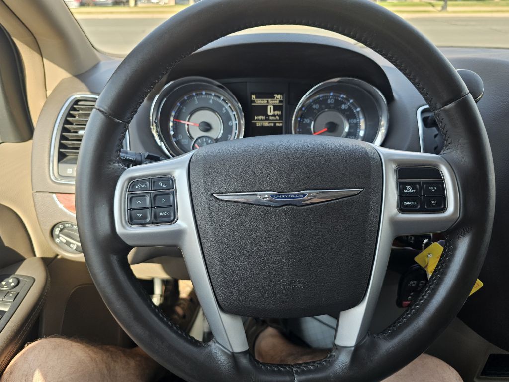 2016 Chrysler Town & Country Image 15