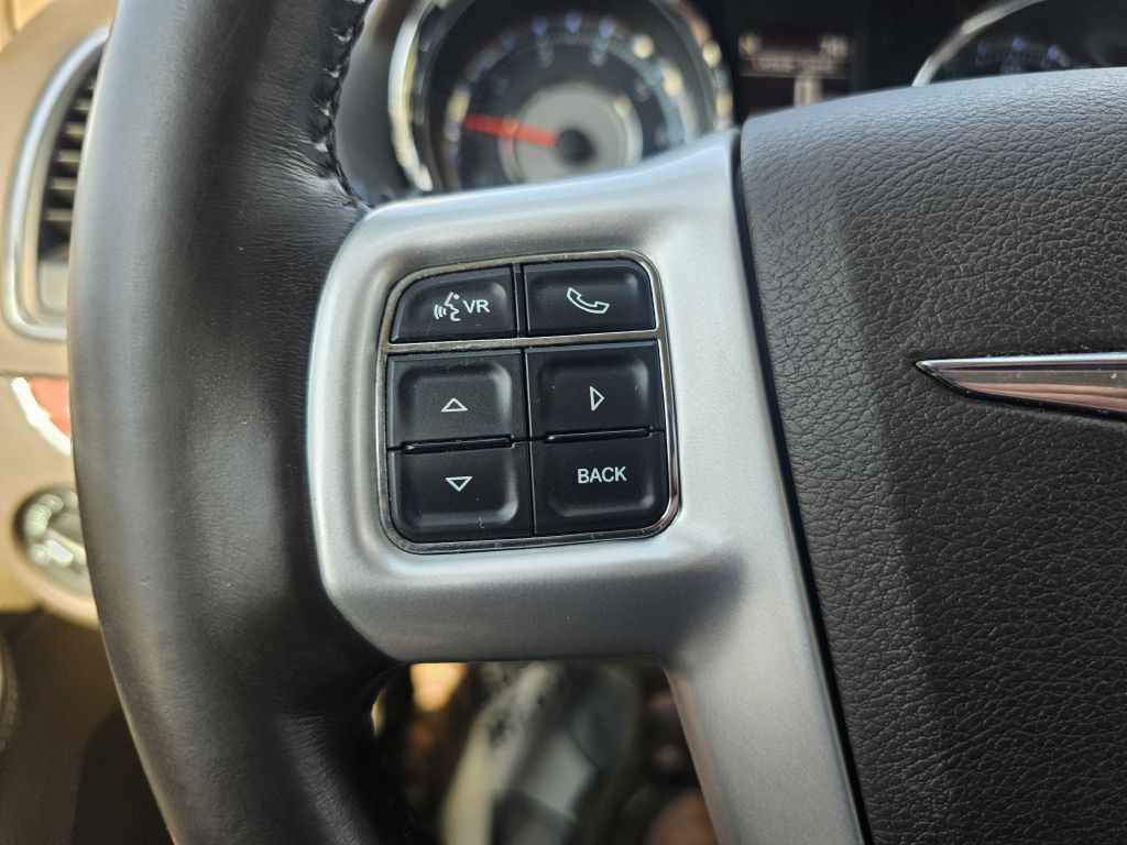 2016 Chrysler Town & Country Image 16