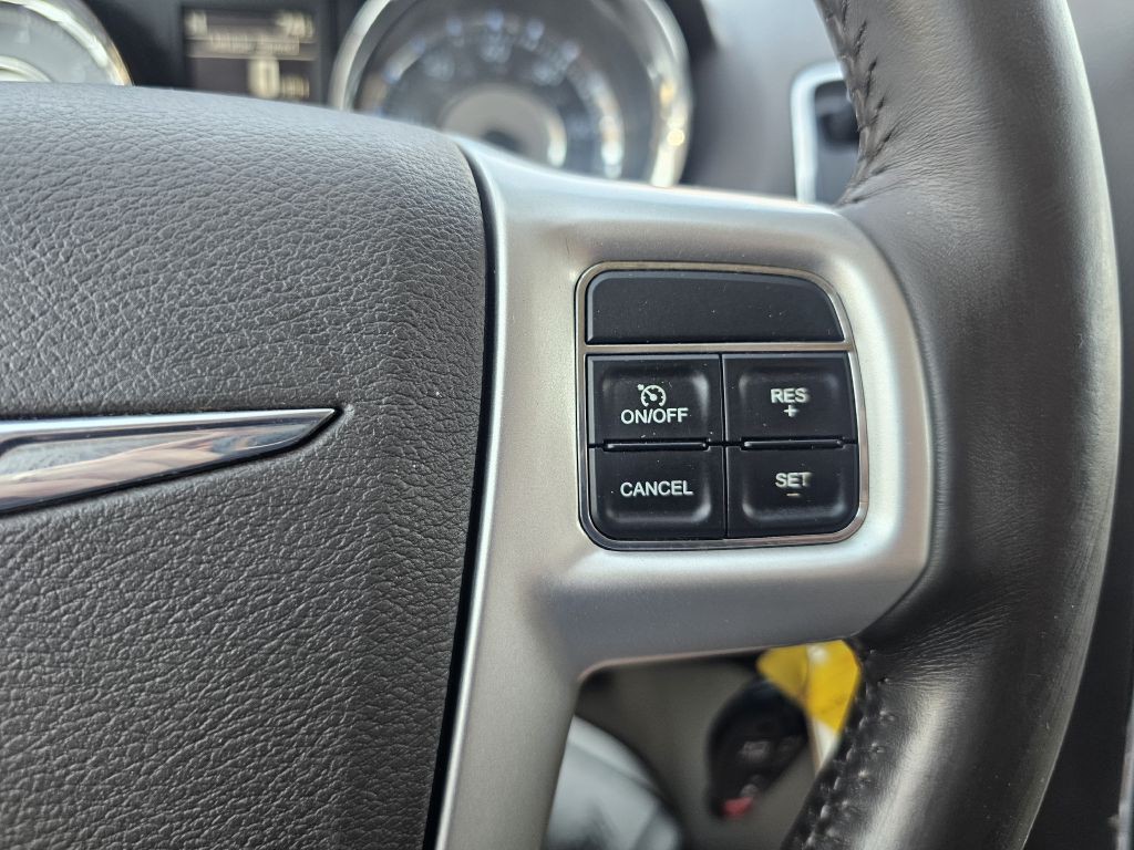 2016 Chrysler Town & Country Image 17