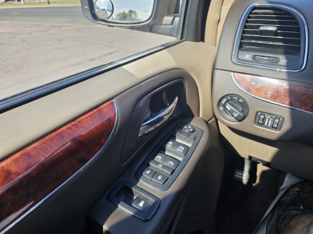 2016 Chrysler Town & Country Image 18