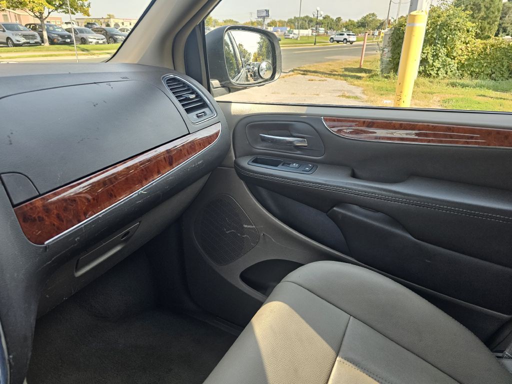 2016 Chrysler Town & Country Image 20