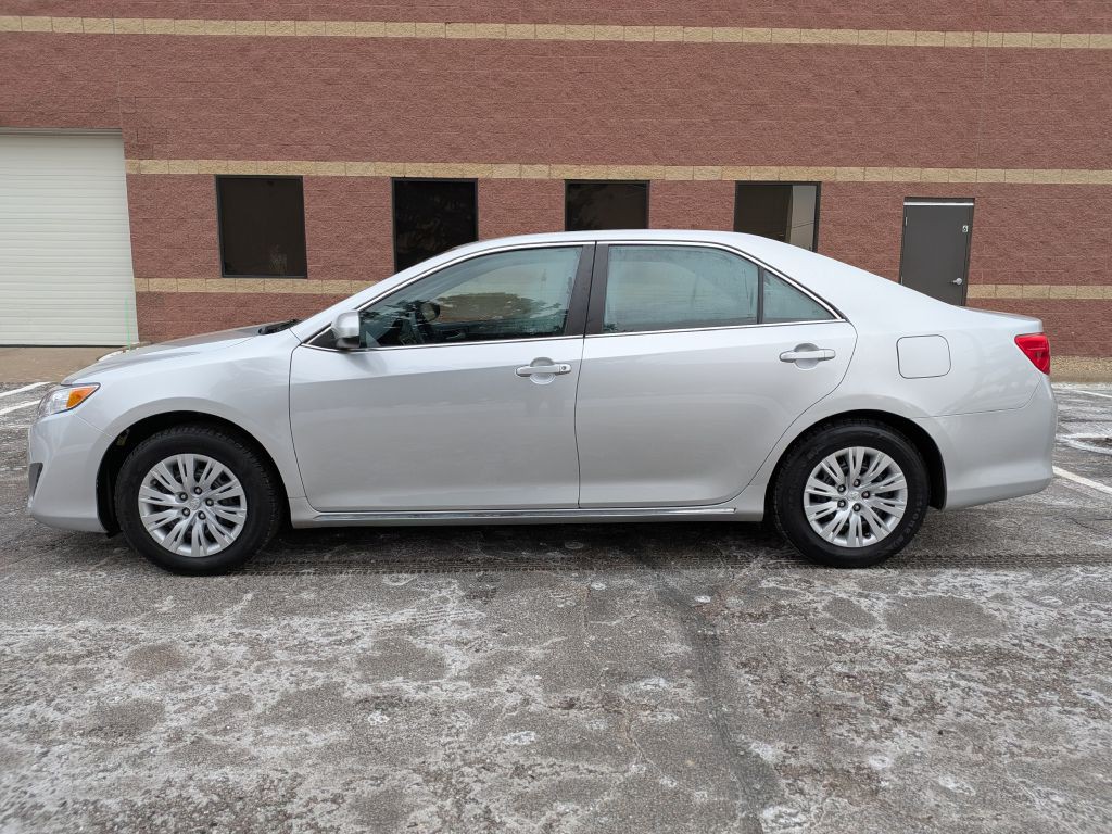 2014 Toyota Camry Image 2
