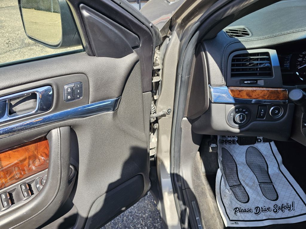 2015 Lincoln MKS Image 18