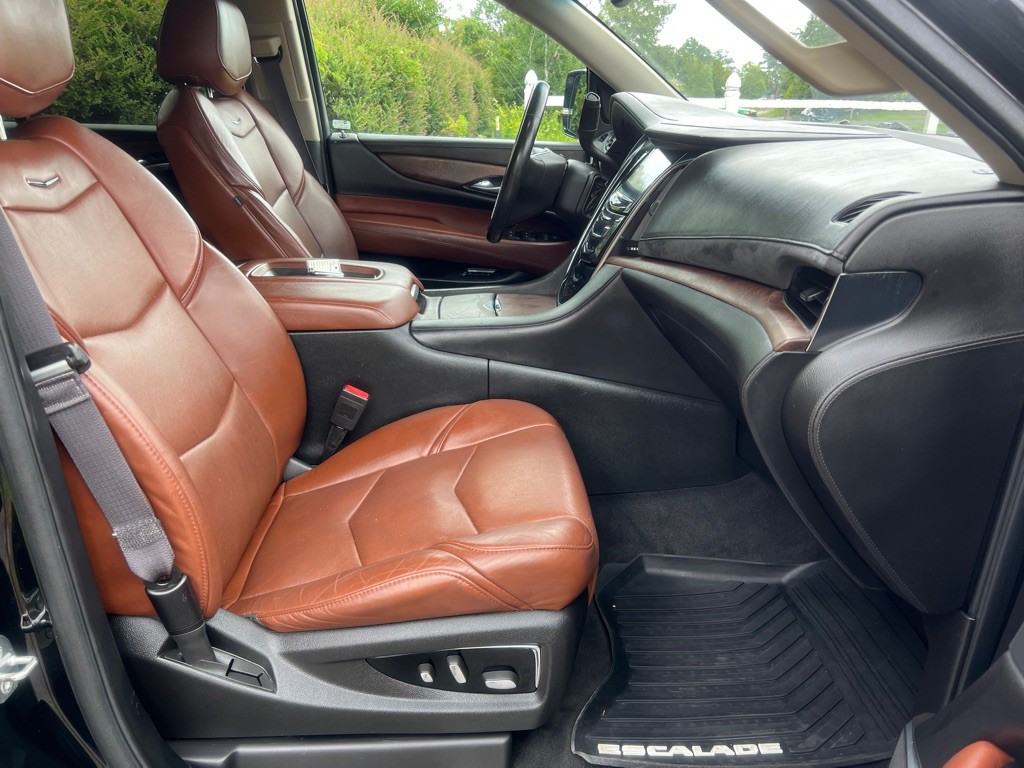 2015 Cadillac Escalade Image 18