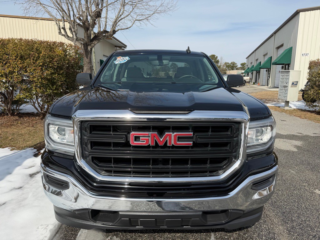 2017 GMC Sierra Image 2