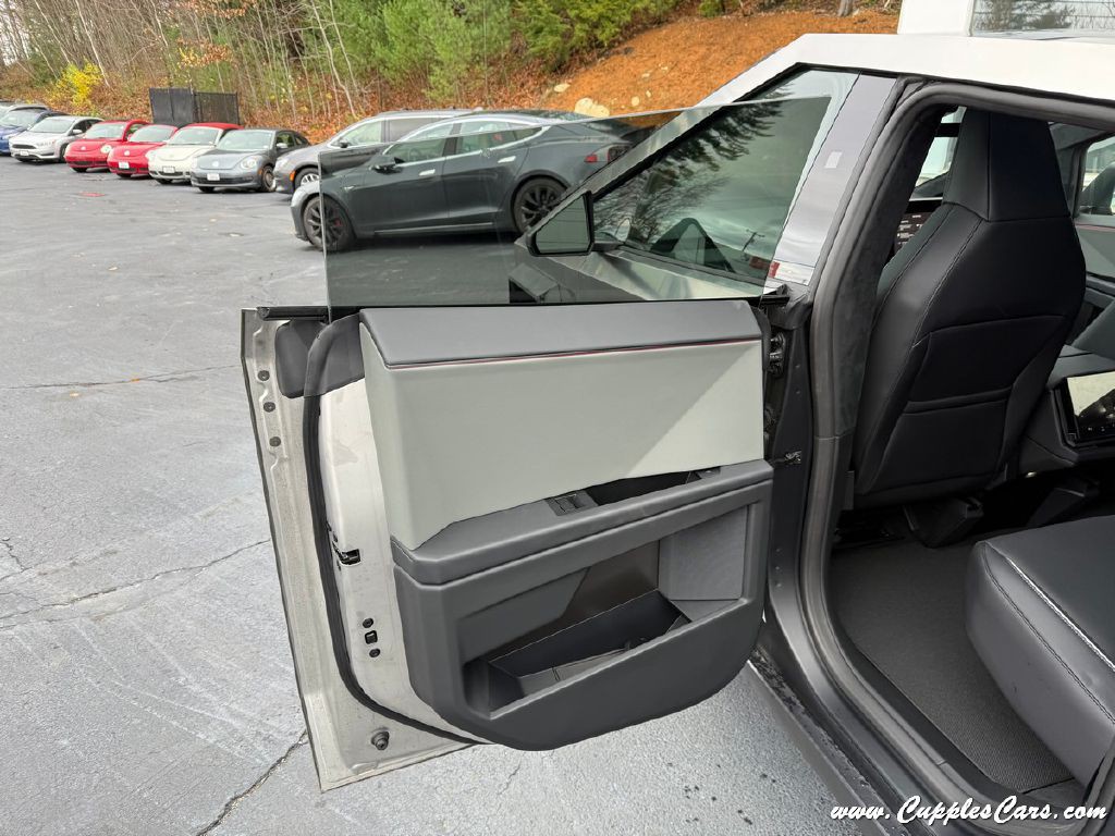 2025 Tesla Cybertruck Image 8