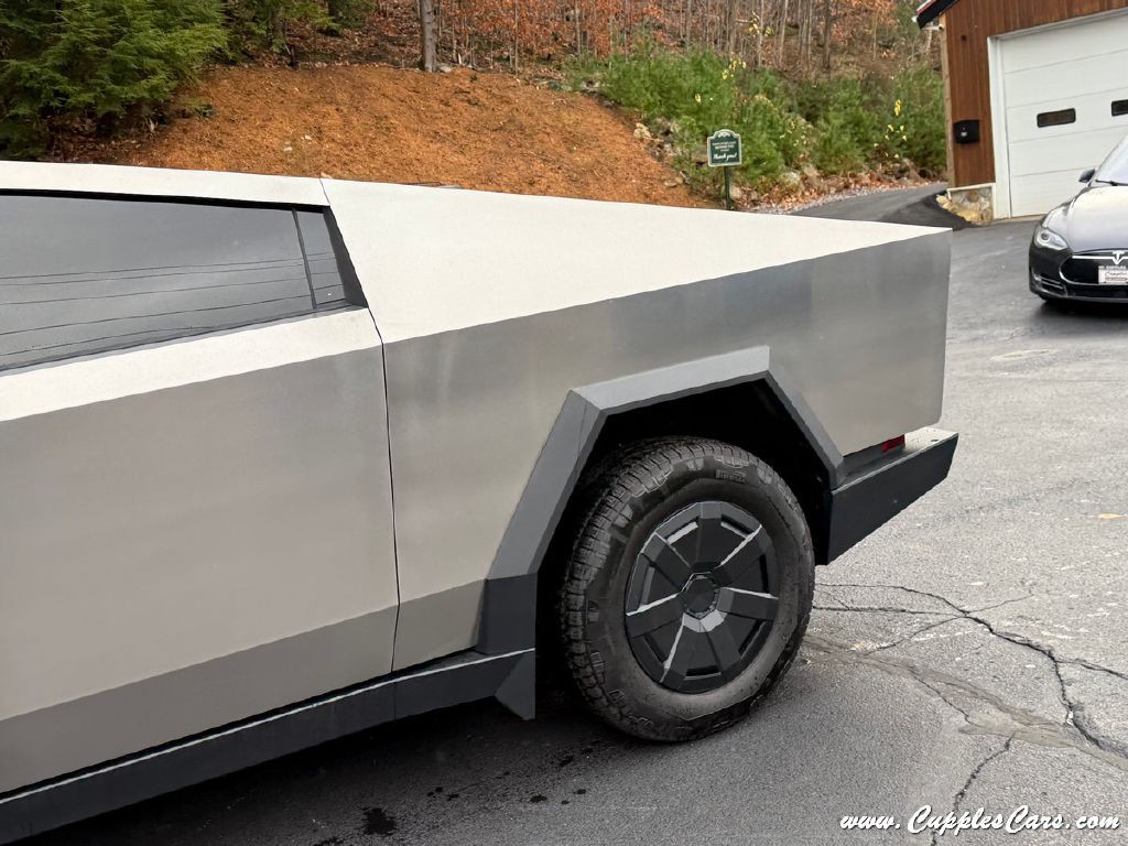 2025 Tesla Cybertruck Image 38