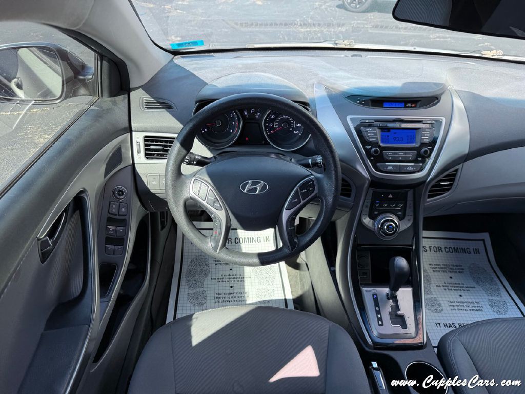 2013 Hyundai Elantra Image 16