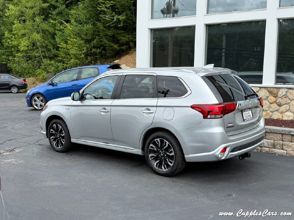 2018 Mitsubishi Outlander Image 2