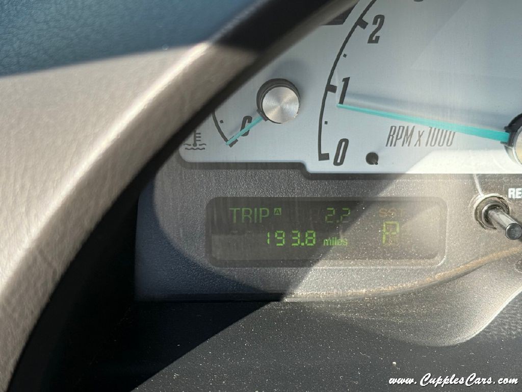 2002 Ford Thunderbird Image 32