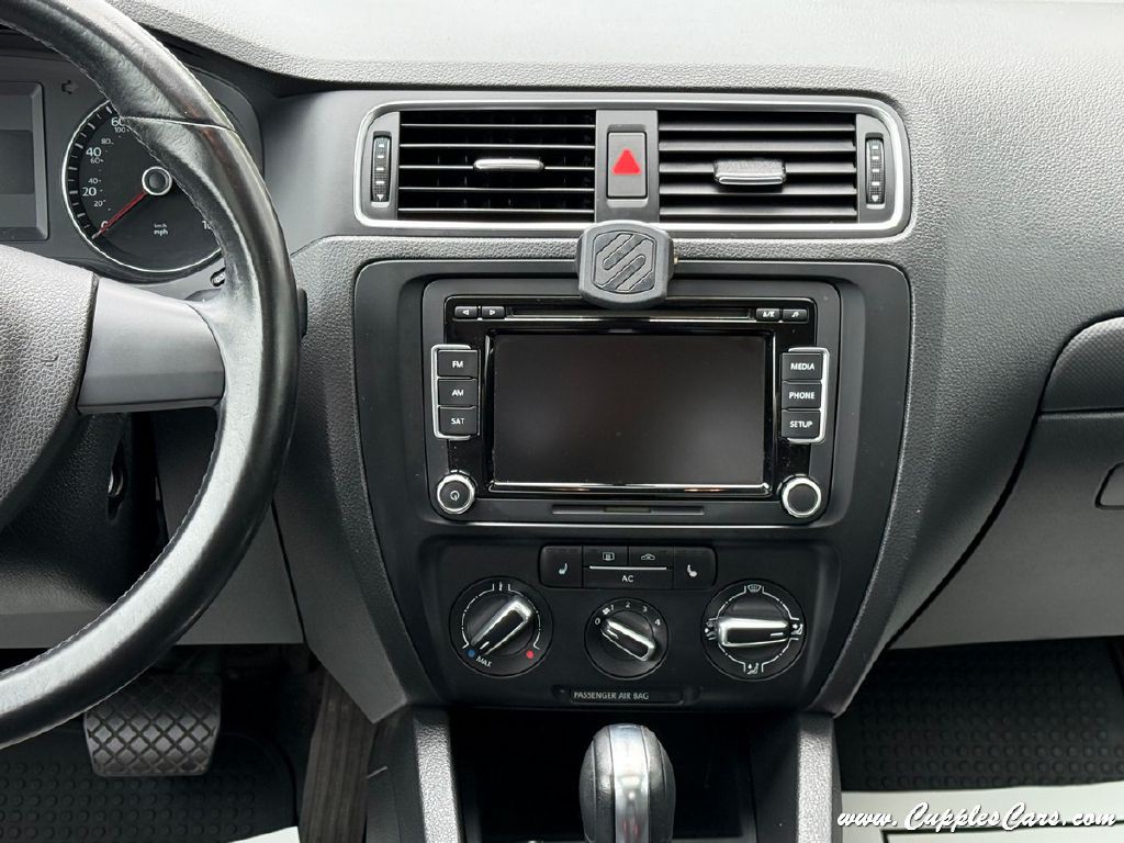 2012 Volkswagen Jetta Image 18