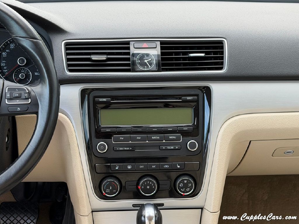 2013 Volkswagen Passat Image 17