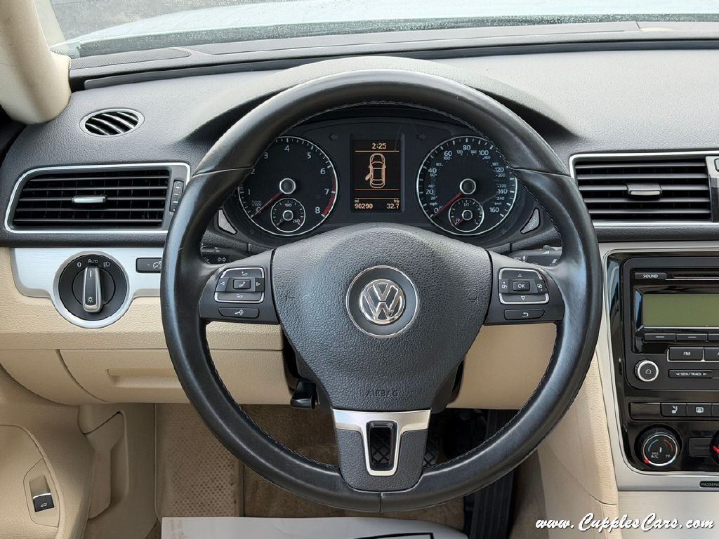 2013 Volkswagen Passat Image 19