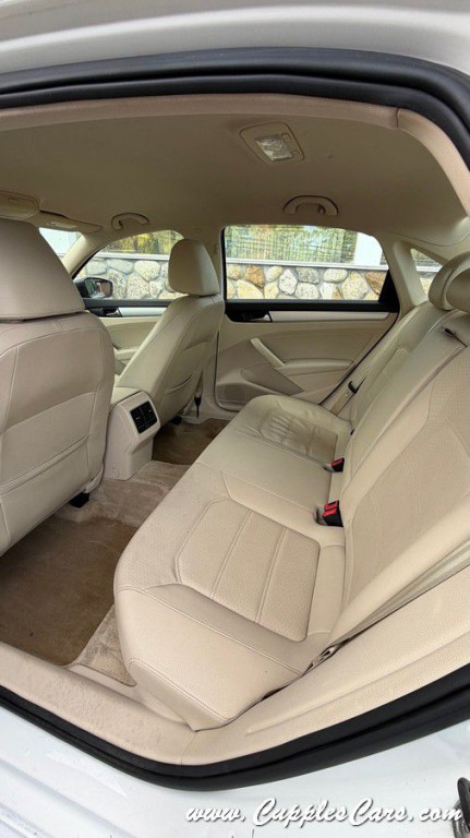 2013 Volkswagen Passat Image 28