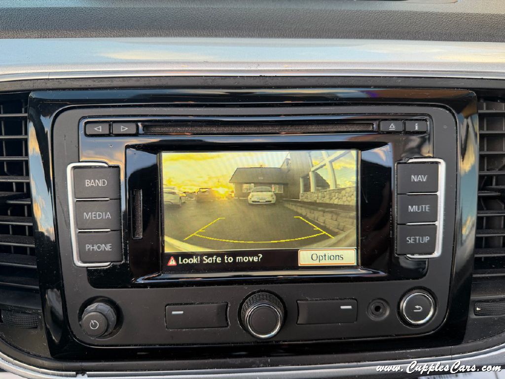 2015 Volkswagen Beetle Image 25