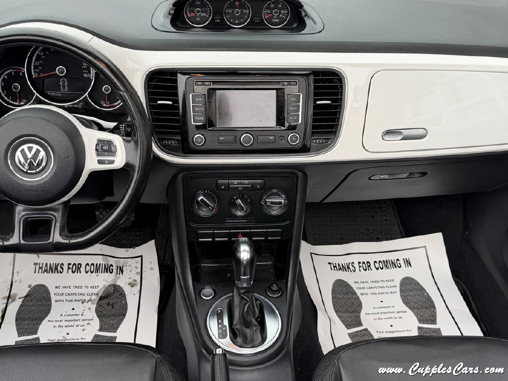 2013 Volkswagen Beetle Image 24