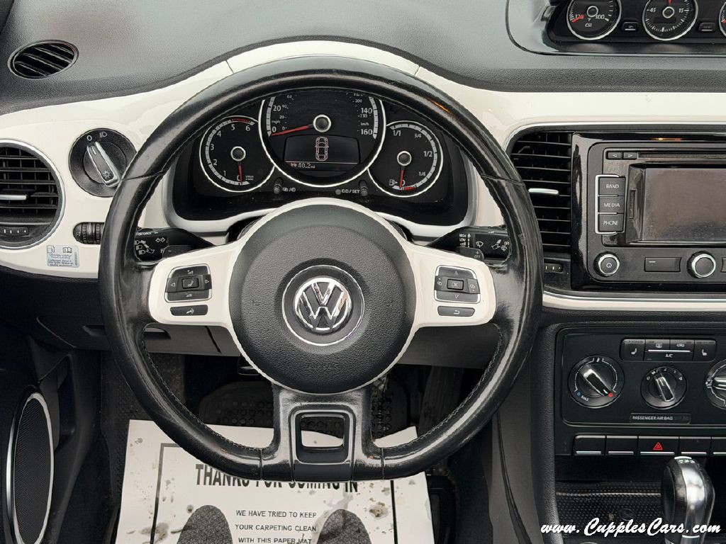 2013 Volkswagen Beetle Image 25