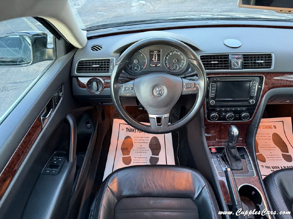 2013 Volkswagen Passat Image 17