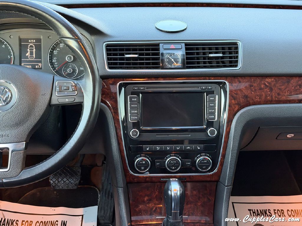 2013 Volkswagen Passat Image 18