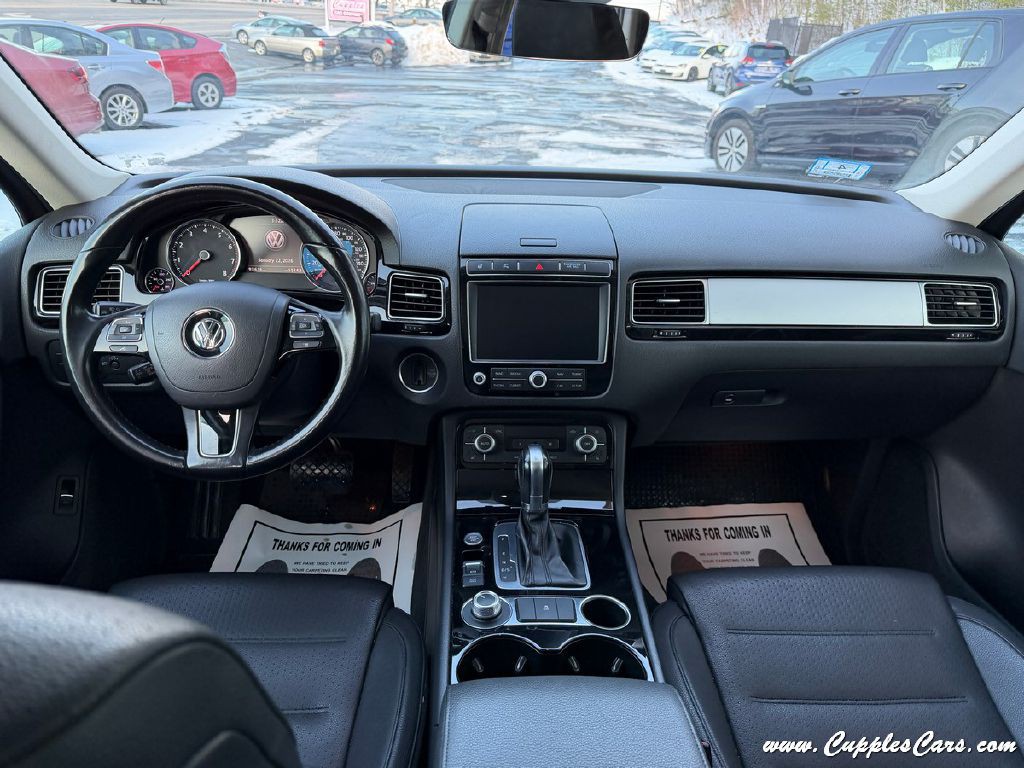 2017 Volkswagen Touareg Image 16