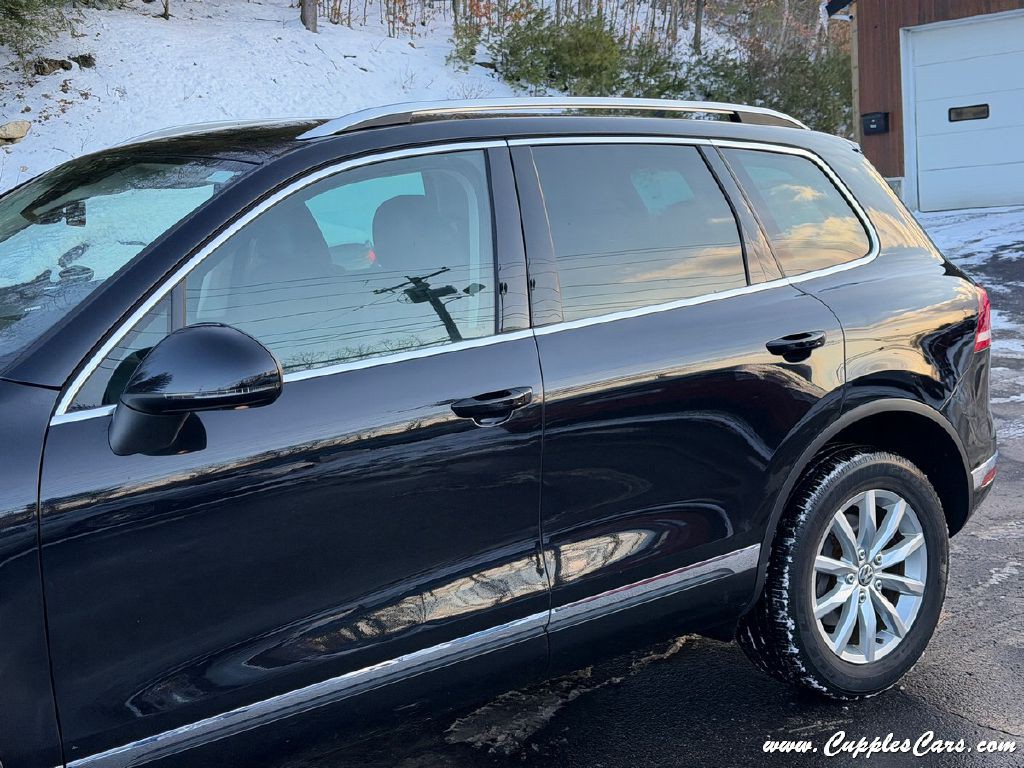 2017 Volkswagen Touareg Image 35