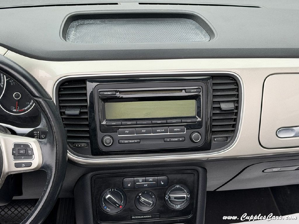 2015 Volkswagen Beetle Image 23