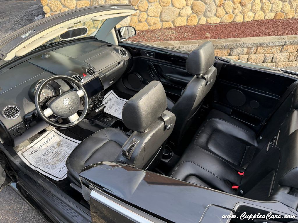 2010 Volkswagen Beetle Image 8