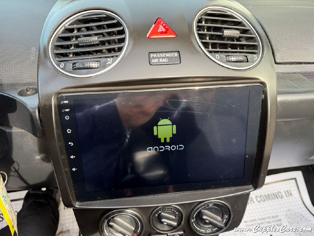 2010 Volkswagen Beetle Image 11