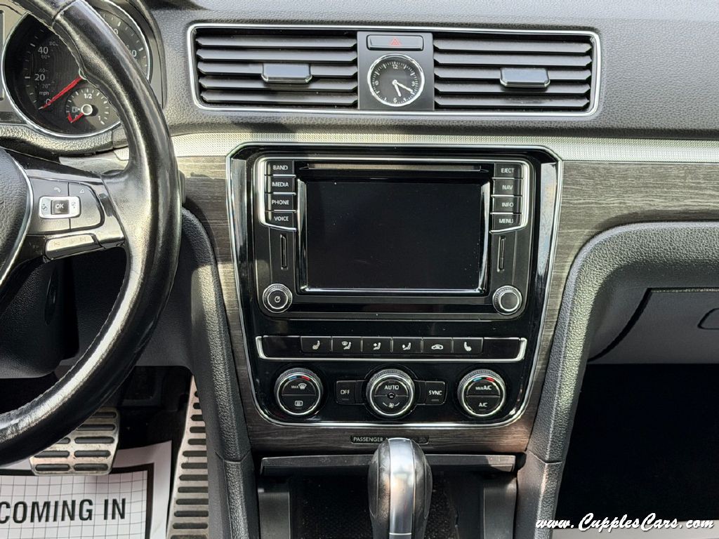 2017 Volkswagen Passat Image 17