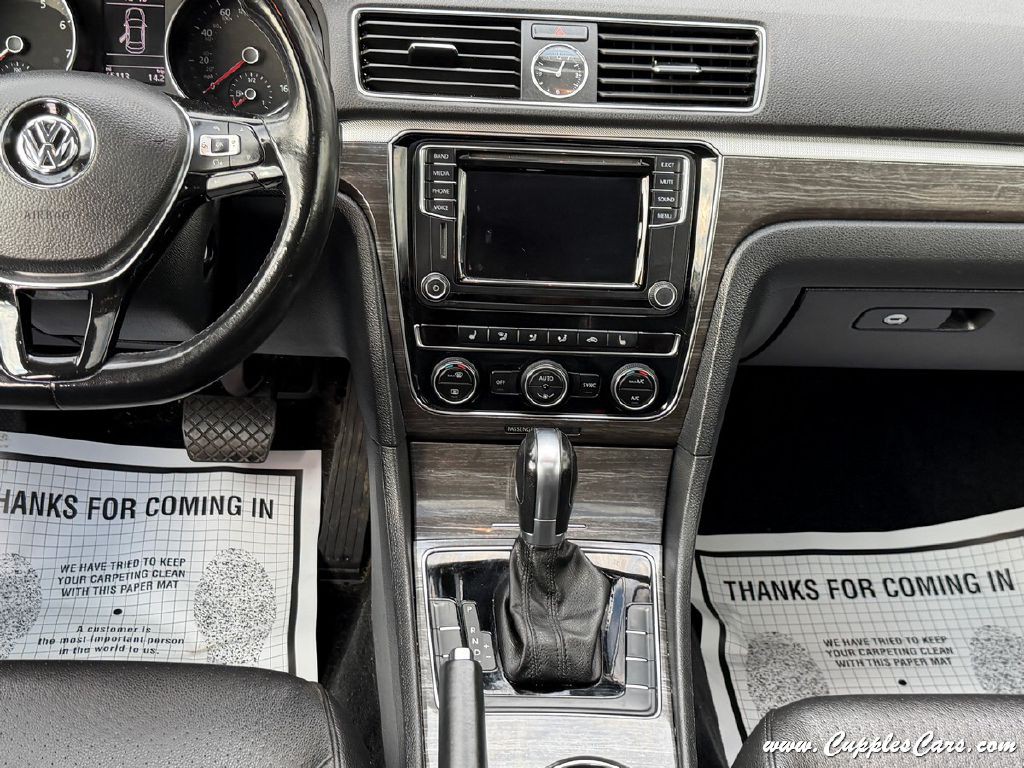 2016 Volkswagen Passat Image 19