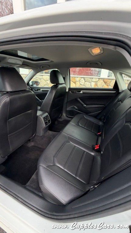 2016 Volkswagen Passat Image 32