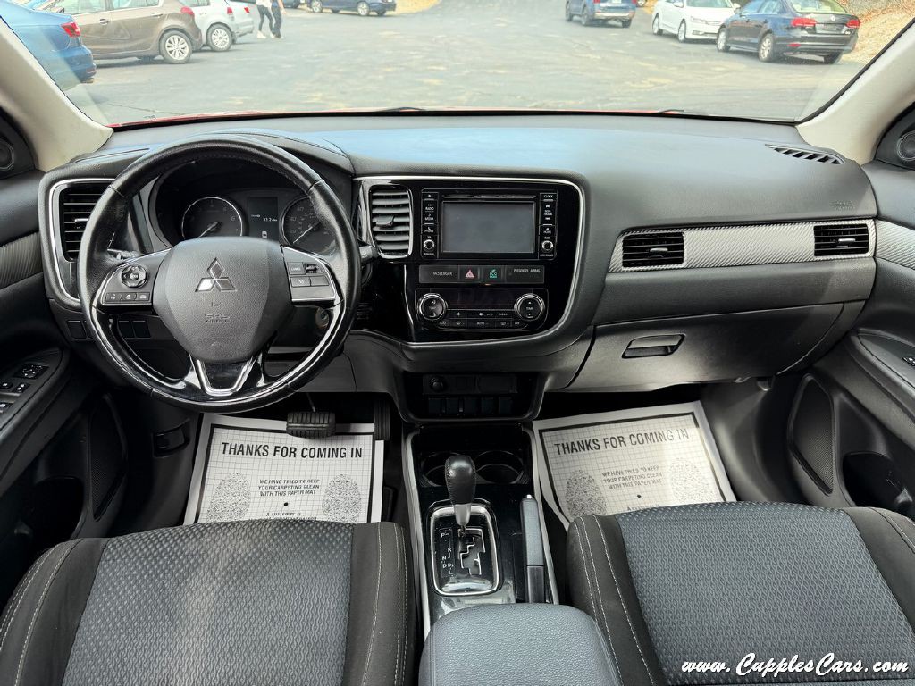 2017 Mitsubishi Outlander Image 16