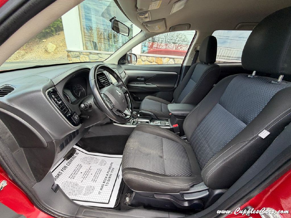 2017 Mitsubishi Outlander Image 25