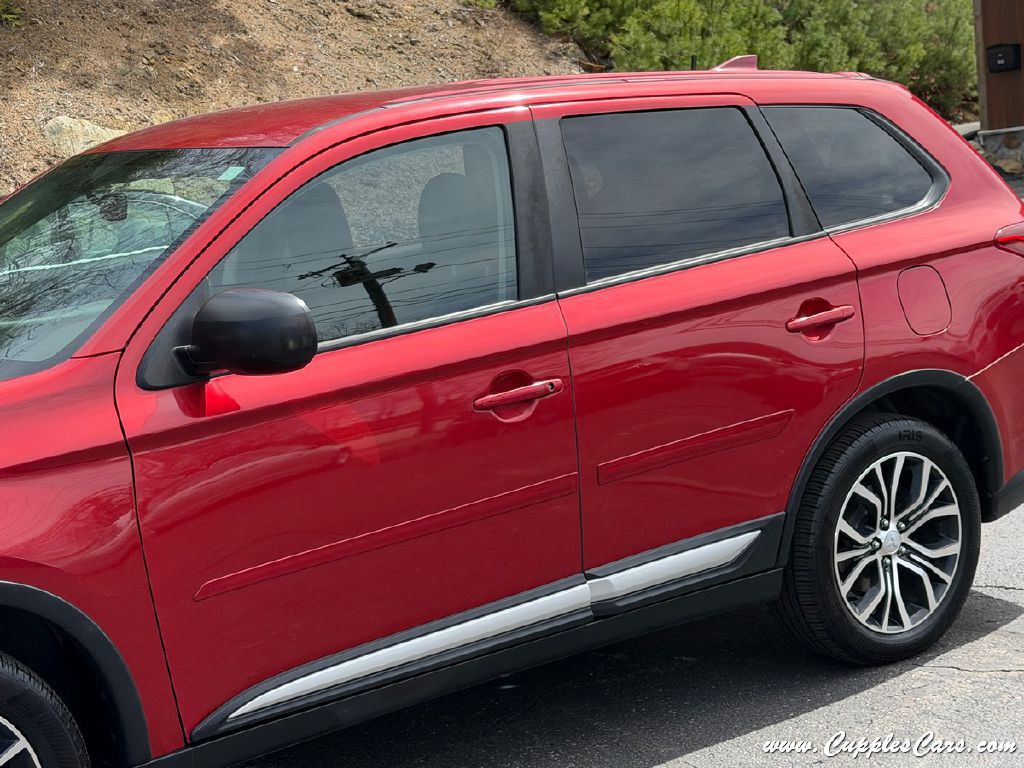 2017 Mitsubishi Outlander Image 44