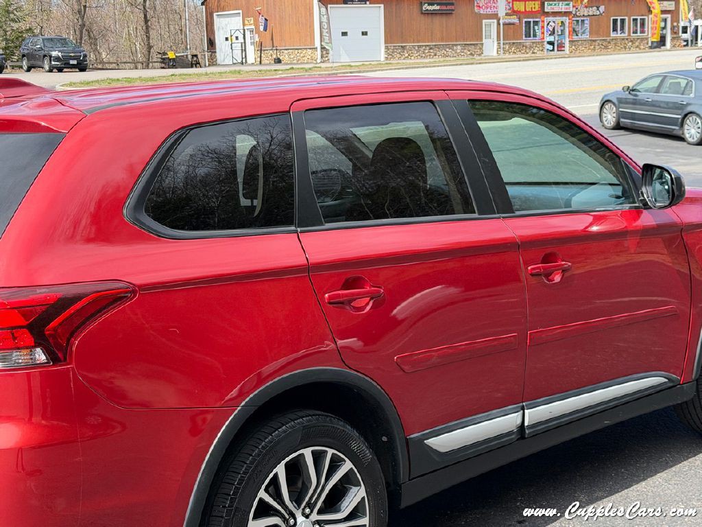 2017 Mitsubishi Outlander Image 48