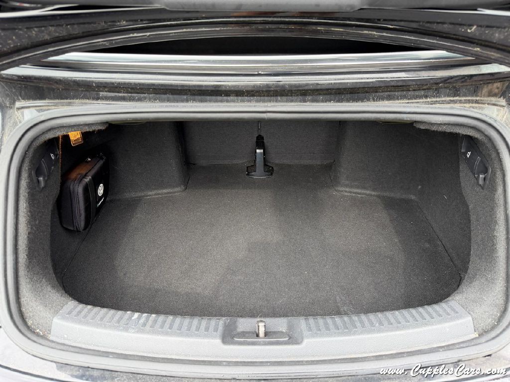 2013 Volkswagen Beetle Image 9