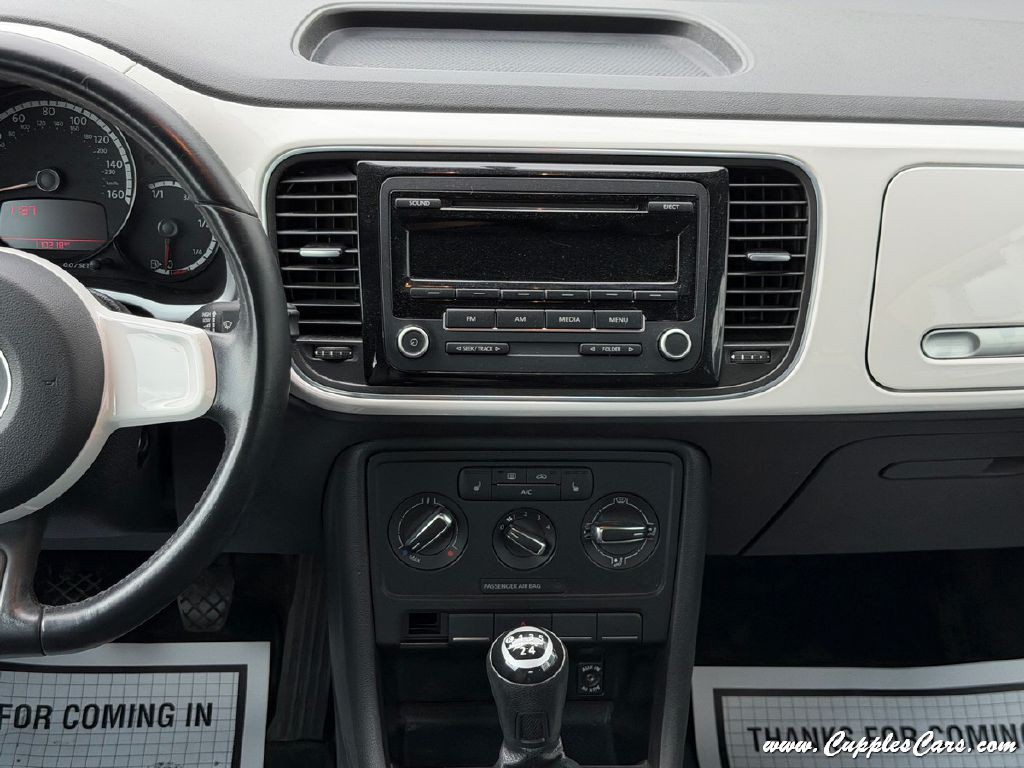 2013 Volkswagen Beetle Image 17