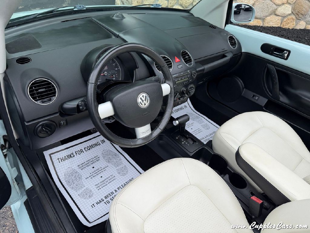 2010 Volkswagen Beetle Image 5