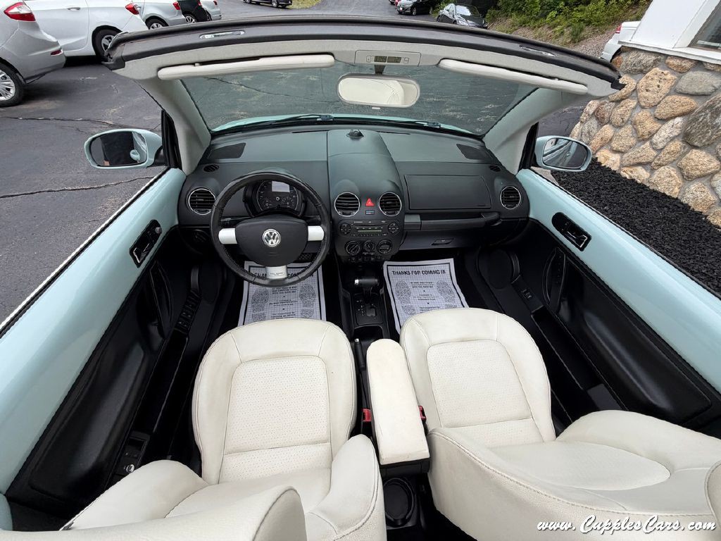 2010 Volkswagen Beetle Image 24