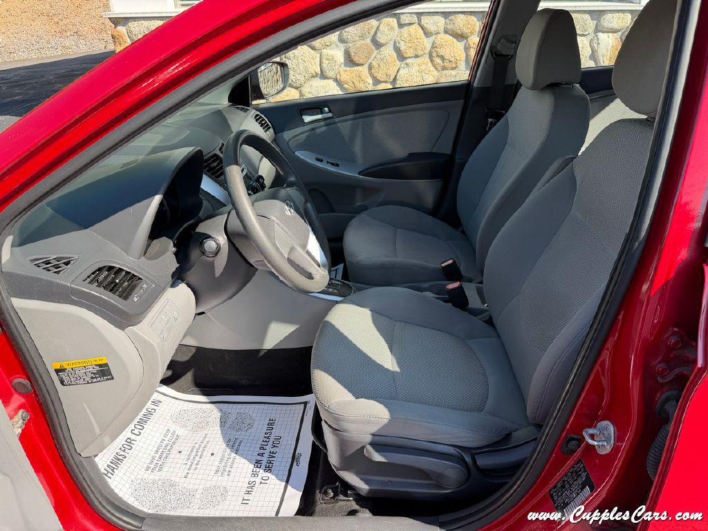 2013 Hyundai Accent Image 3