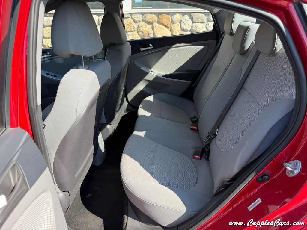 2013 Hyundai Accent Image 6