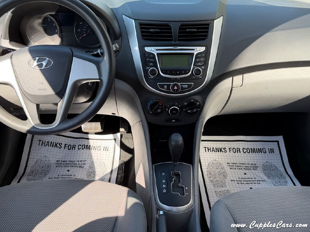 2013 Hyundai Accent Image 13