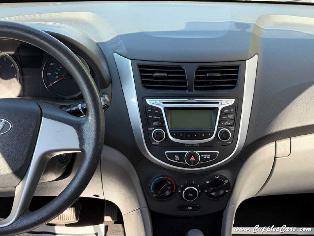 2013 Hyundai Accent Image 14