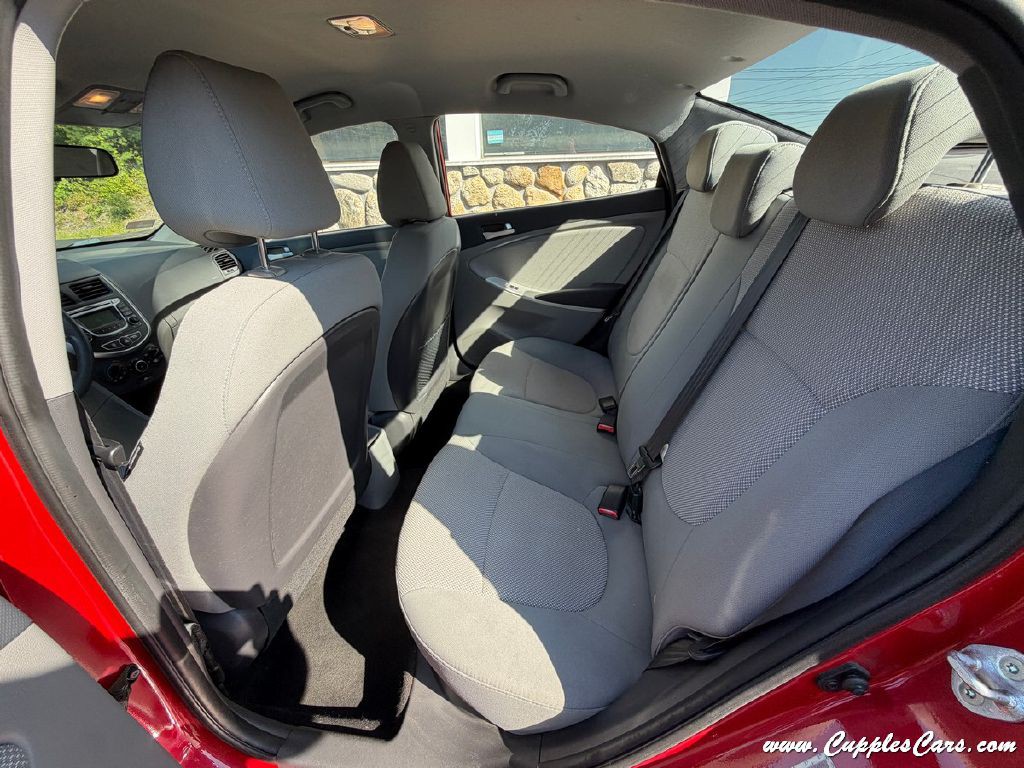 2013 Hyundai Accent Image 18